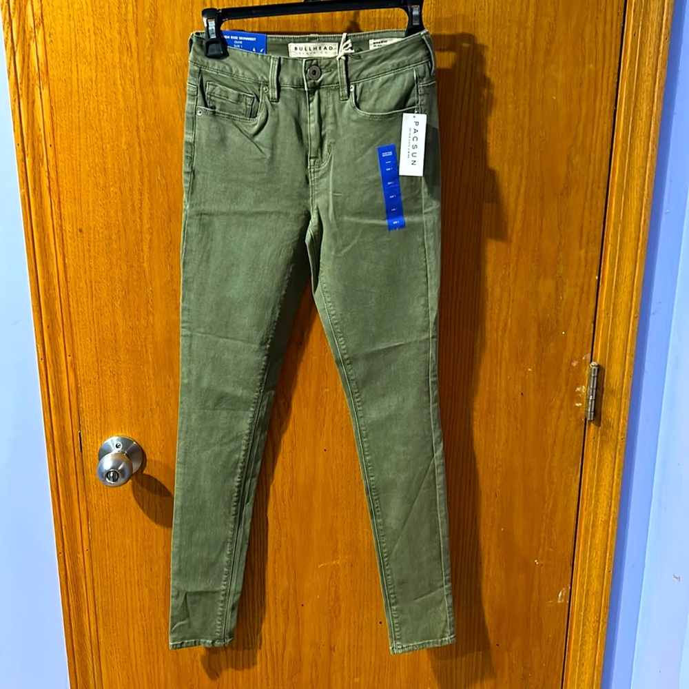 Bullhead super soft high-rise skinniest jean. Ultrasoft stretch denim. Olive.